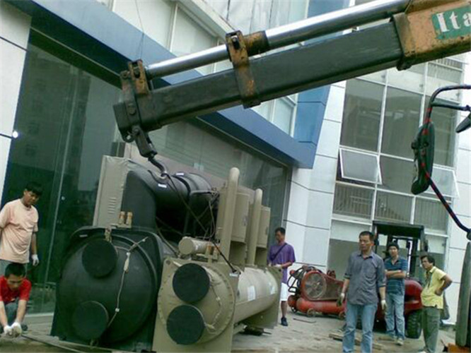 普定县随车吊和汽车吊的核心区别是什么？哪种更省钱？